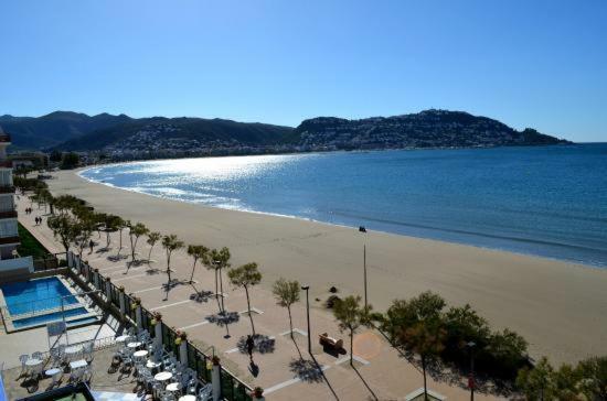 Holidays Royal Marine Roses Esterno foto